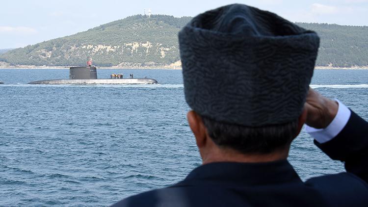 TCG Dumlupınar denizaltısında şehit olan 81 asker için anma töreni yapıldı