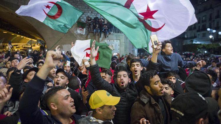 Cezayirde göstericiler Buteflikanın gitmesinden fazlasını istiyor