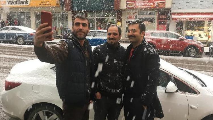 Ardahanda lapa lapa kar şaşırttı