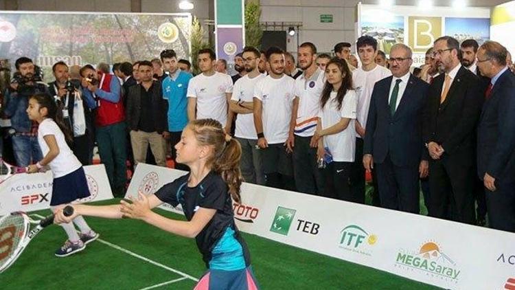 Bakan Kasapoğlu minik tenisçilerin maçlarını izledi