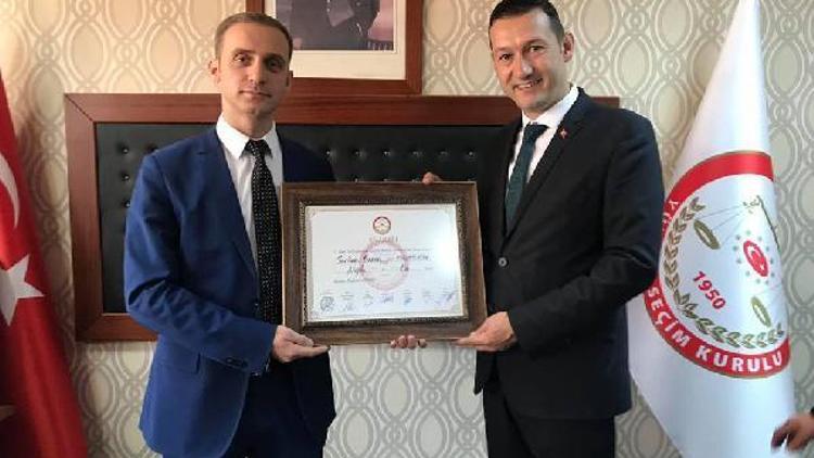 Bor Belediye Başkanı Serkan Baran mazbatasını aldı