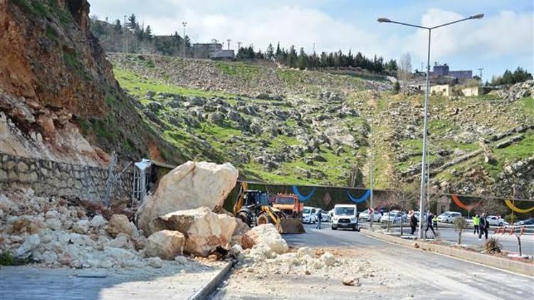 Mardinde kara yoluna dev kayalar düştü