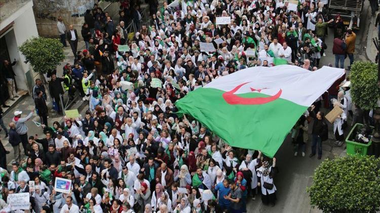 Cezayirliler Üç B gitmeli sloganıyla sokağa iniyor