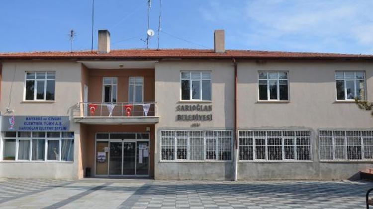 Yeni seçilen MHPli Başkan, makam odasının kapısını söktürdü