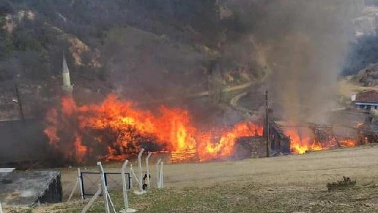 Manisada evin bacasında çıkan yangında 5 ev kullanılamaz hale geldi