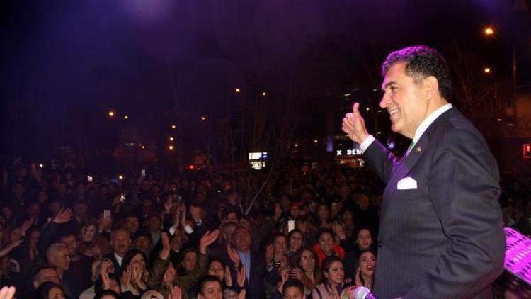 Ardahanda sanatçı başkandan konserli kutlama