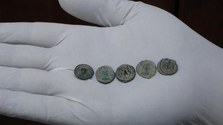 Diyarbakırda Roma dönemine ait 180 sikke ele geçirildi
