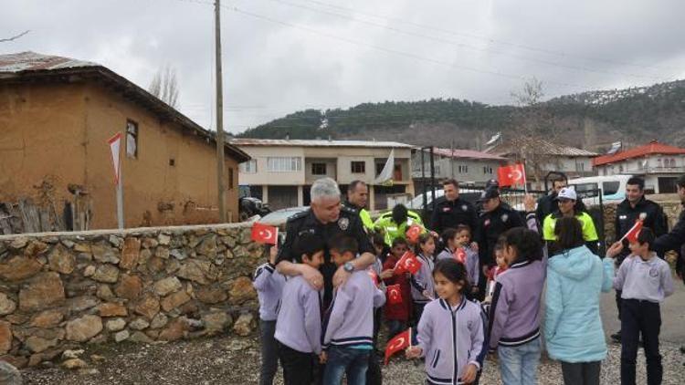 Polislerden mektup yazan öğrencilere sürpriz ziyaret