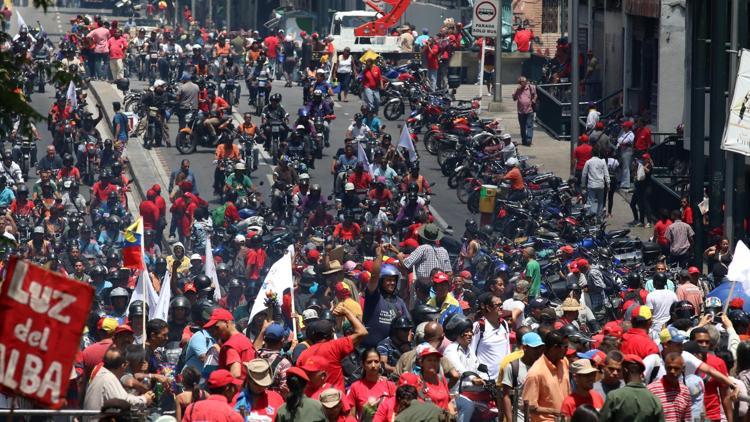 Maduro diyaloğa, Guaido sokağa çağırdı