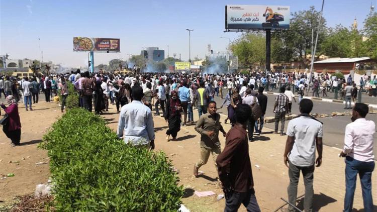 Sudandaki gösterilerde ölü sayısı 5e yükseldi