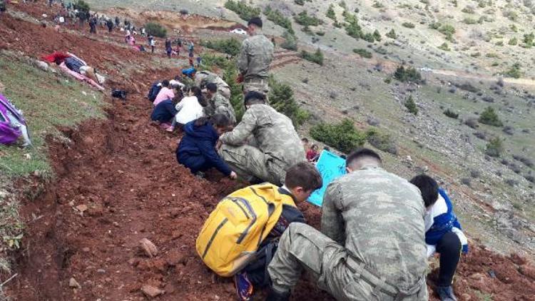 Çukurcada sınırdaki üs bölgesine fidan diktiler