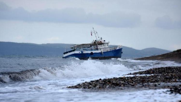 Tekne karaya oturdu, araziye dağılan kaçaklar tek tek yakalandı