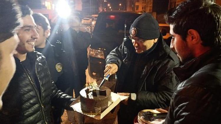 Kavga ihbarına giden polislere pastalı kutlama