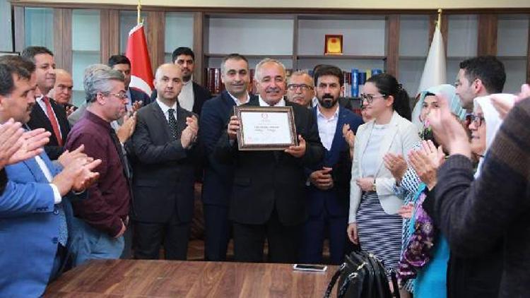 Dörtyol Belediye Başkanı Fadıl Keskin, mazbatasını aldı