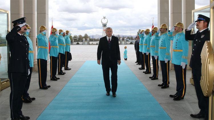 Cumhurbaşkanı Erdoğan, Külliyede polislerin bayramını kutladı