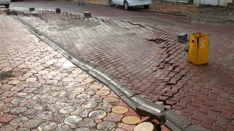 Kozlukta yoğun yağış nedeniyle yol çöktü