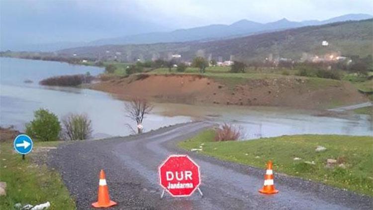 Köprü su altında kaldı... Öğrenciler okula gidemiyor