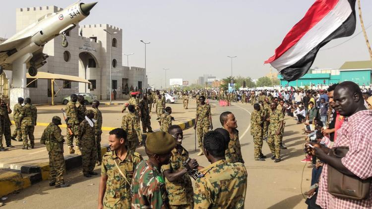 Sudan ordusu Ömer el-Beşirin kardeşlerinin evlerini kuşattı
