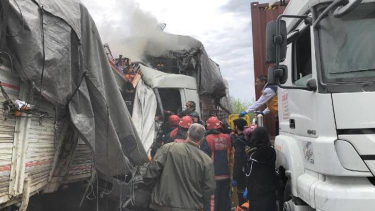 Sakaryada TEMde zincirleme kaza; İstanbul yönü ulaşıma kapandı