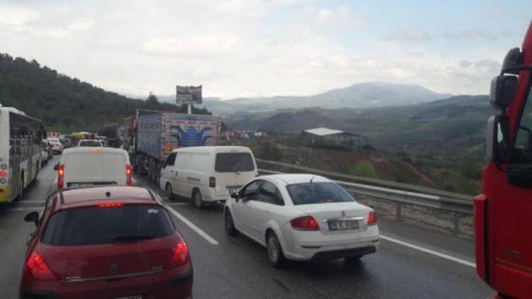 TIR devrildi, Bursa-İstanbul yolu 2 saat trafiğe kapandı