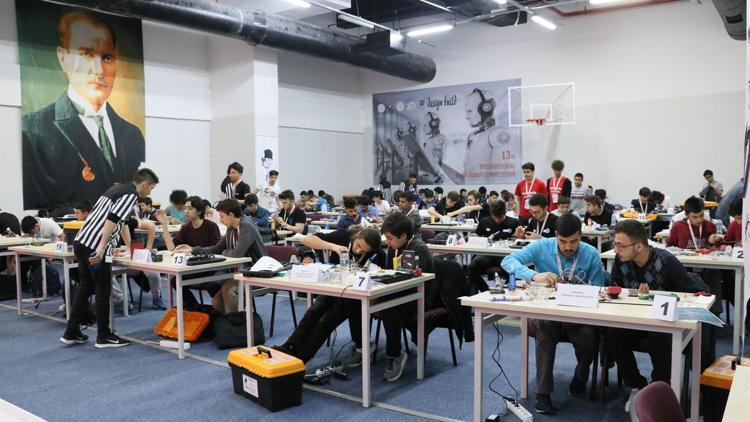 Öğrenciler 8 saatte robot yapıp yarıştırıyor