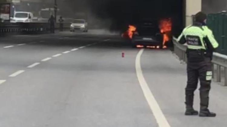 Üsküdarda otomobil alev alev yandı
