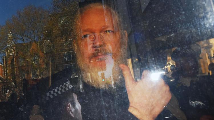 WikiLeaksin kurucusuna yakın bir kişi ülkeden kaçarken gözaltına alındı