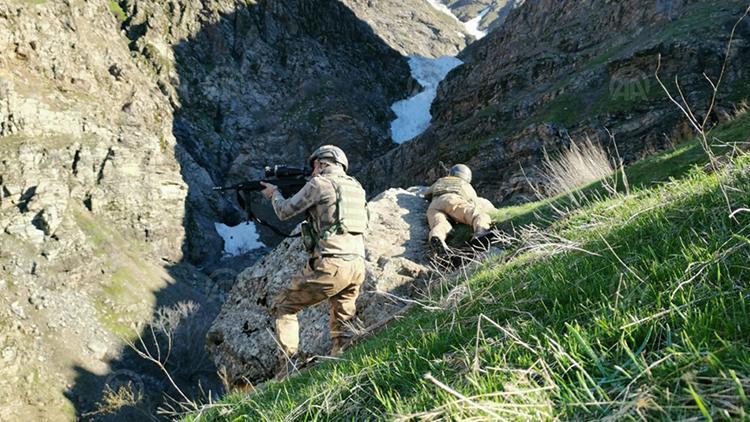 PKKya ağır darbe 11 kış sığınağı imha edildi
