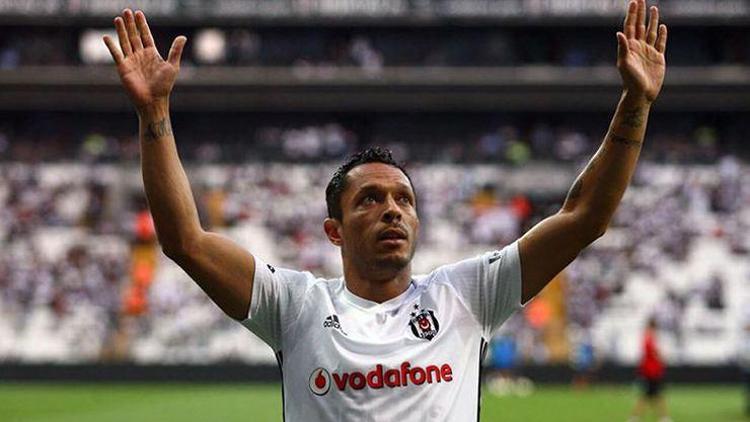 Son Dakika Beşiktaşta Adriano kadrodan çıkartıldı