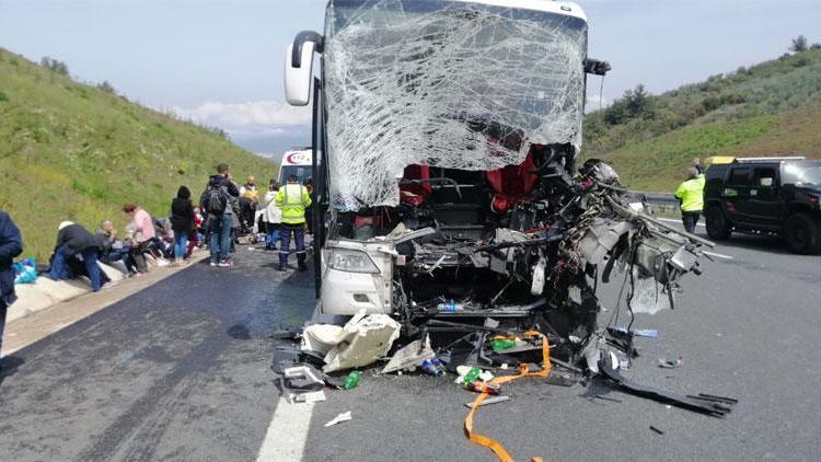 Yolcu otobüsü, demir yüklü kamyona çarptı: 2si ağır 20 yaralı