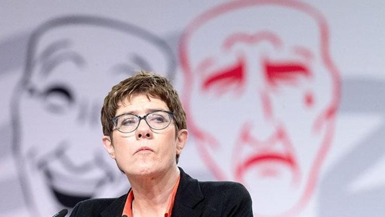 Merkel’in tavrı Karrenbauer’i çok üzdü