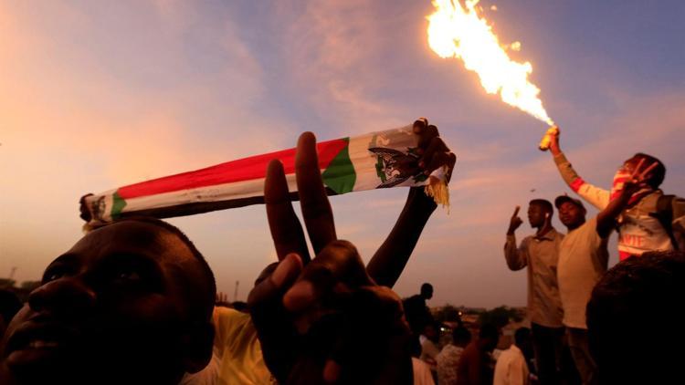 Son dakika... Sudanda kritik gelişme: Ordu göstericileri dağıtmaya başladı
