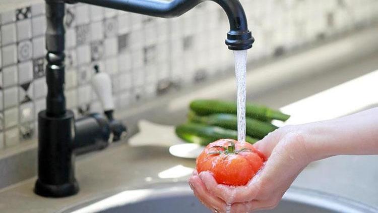 Uzmanı uyarıyor: Sebze ve meyveleri sirkeli değil sodalı suyla yıkayın
