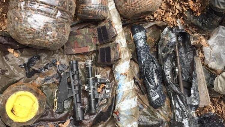 Tuncelide PKKlıların kullandığı 2 sığınakta tüfekler ve mühimmat ele geçirildi