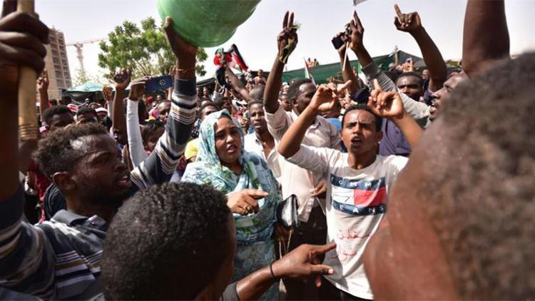 Sudanda muhalefet gösterilere devam kararı aldı