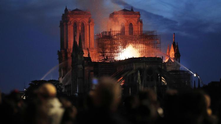 Notre Dame Katedralindeki yangın kontrol altına alındı