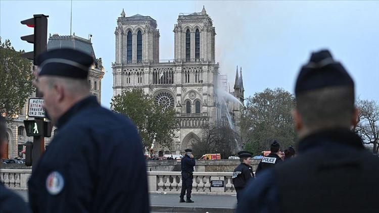 Dünya Notre Dame Katedralindeki yangını konuşuyor Katedral nedir