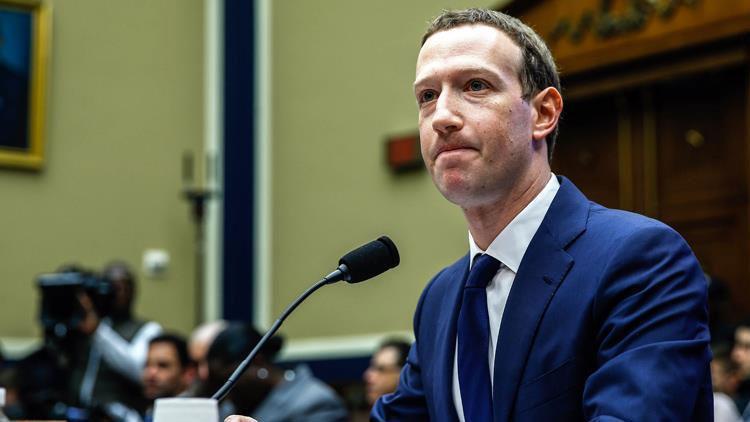 Facebook hissedarları Mark Zuckerbergi yönetimde istemiyor