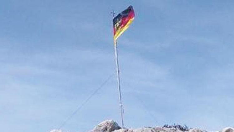 Girit’e bayrak diken Alman subaylara ceza