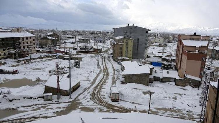 Yüksekovaya Nisan ayında kar yağdı