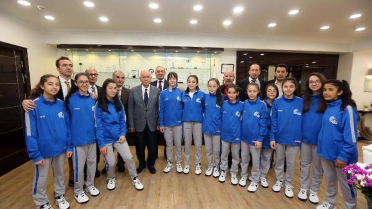 Voleybolcu miniklerden Başkan Yaşar’a ziyaret