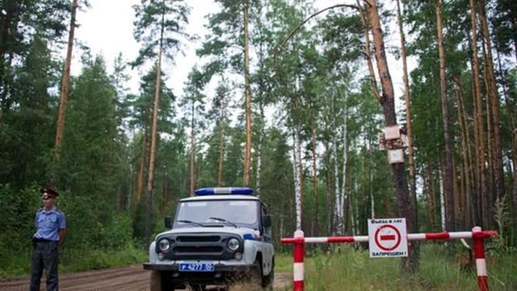 Rus gezginin sır ölümü: Ağaca kelepçelenmiş iskeleti bulundu