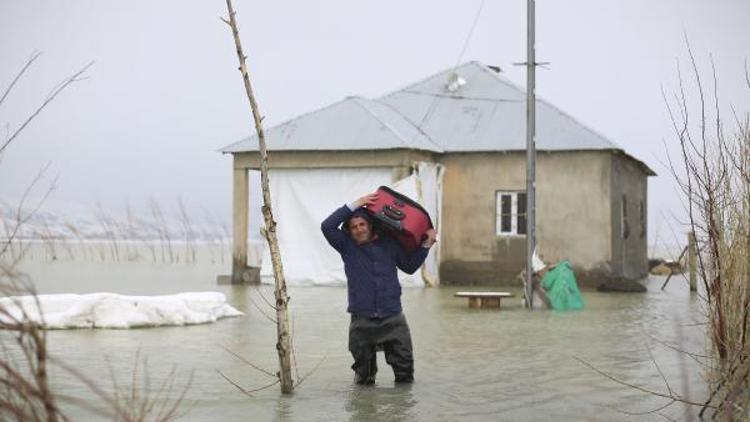 Yüksekovada Nehil Deresi taştı, evler sular altında kaldı
