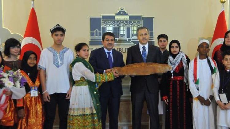 Barışın Çocuklarından Vali Yerlikaya’ya Barış Ekmeği ikramı