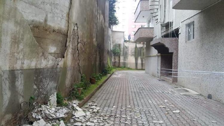 Trabzonda istinat duvarında çatlak oluşan 5 katlı bina boşaltıldı