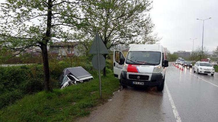 Minibüse çarpan kamyonet, su kanalına devrildi: 1 yaralı