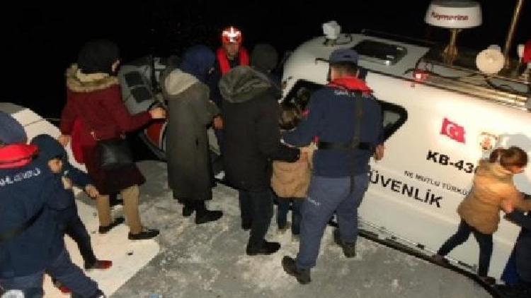 Kaçak göçmenler teknelerinin motoru bozulup yardım isteyince yakalandı