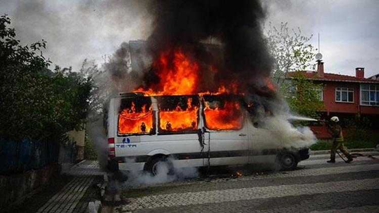 Son dakika... İstanbulda iki servis ve bir otomobilde yangın