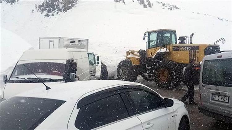 Karda kayan TIR, 3 bin rakımlı Katapet Geçidinde yolu kapattı