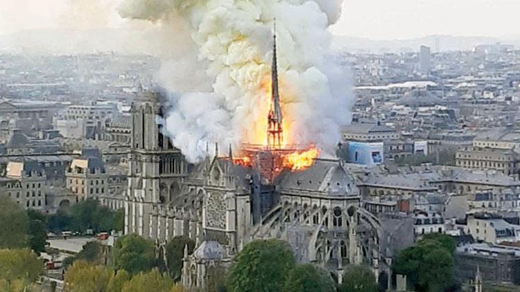 Paris’in kalbi yanarken benim de yüreğim yandı